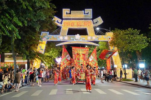 Đoàn rước mô hình đèn Trung thu di chuyển trên Phố đi bộ Thành cổ Sơn Tây.