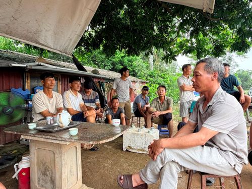 Nhiều người dân bức xúc khi bị ngăn cản đánh bắt thủy sản trên sông Thiếp. Ảnh: Thanh Hà