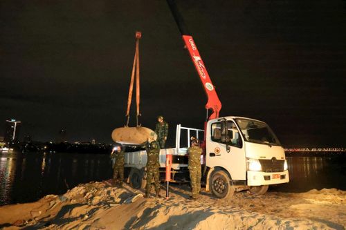 Các bước di dời 2 quả bom được tiến hành cẩn thận, đề cao đảm bảo an toàn lên hàng đầu. Ảnh: PV