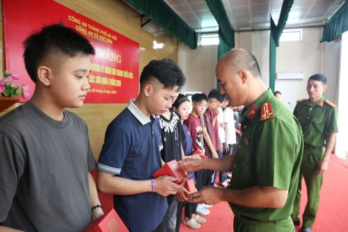 Thượng tá Nguyễn Ngọc Tuấn - Trưởng Công an xã Sóc Sơn động viên các học viên đã hoàn thành lớp học. Ảnh: Ngô Khiêm.