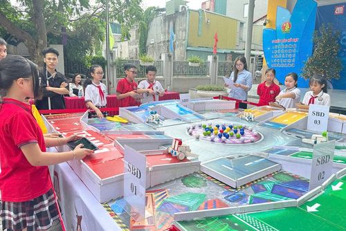 Cuộc thi “Chinh phục Robobimi làm chủ AI - Kiến tạo tương lai” cấp Tiểu học năm học 2025 - 2026 tại Trường Tiểu học Tứ Liên (nay là Trường Tiểu học Hồng Hà, phường Hồng Hà). Ảnh: Ngọc Hiên