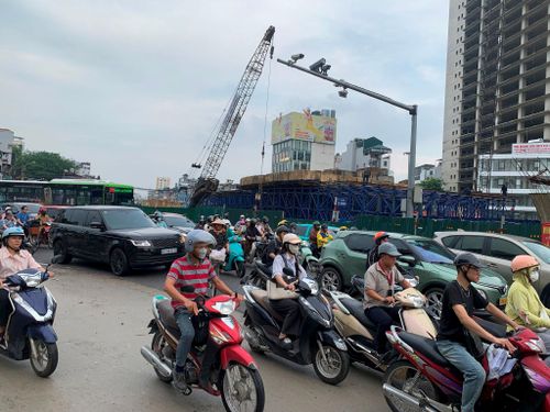 Hà Nội đang nỗ lực xử lý tình trạng ùn tắc bằng các giải pháp chủ động. Ảnh: Tuấn Lương.