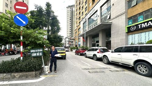 Tổ trưởng tổ dân phố Phúc La Nguyễn Đình Mạnh phản ảnh một số vị trí có biển cấm dừng, đỗ phục vụ xe chữa cháy, nhưng vẫn xuất hiện phương tiện dừng đỗ. Ảnh: VT