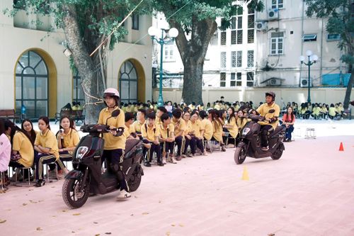 Bài học đầu tiên của năm học đầy ý nghĩa. Ảnh: Bảo Hân