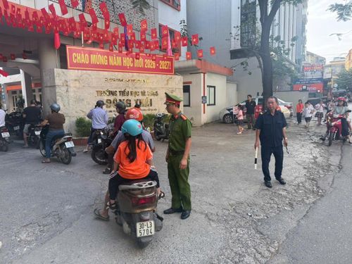 Duy trì cổng trường an toàn giao thông trên địa bàn phường Tây Hồ. Ảnh: Bảo Hân