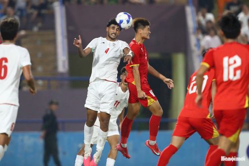 Đến phút thứ 90+3, U20 Iran tiếp tục được hưởng phạt đền sau khi Khả Đức phạm lỗi trong vòng cấm. Abolfazl Zadeh Attar thực hiện thành công ở phút 90+4, ấn định chiến thắng 3-1 cho đội khách. Kết quả này đồng nghĩa đội chủ nhà khép lại vòng loại U20 châu Á 2027 với 3 trận toàn thua. Ảnh: Ngọc Tú