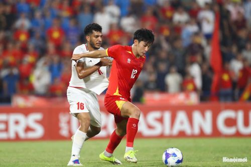 Trong khoảng thời gian còn lại, U20 Việt Nam nỗ lực đẩy cao đội hình nhằm tìm kiếm bàn gỡ. Các học trò của HLV Yutaka Ikeuchi có những pha phối hợp cuối cùng thiếu độ chính xác. Ảnh: Ngọc Tú