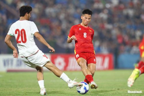 U20 Việt Nam buộc phải đẩy cao đội hình tìm kiếm bàn thắng. Ảnh: Ngọc Tú