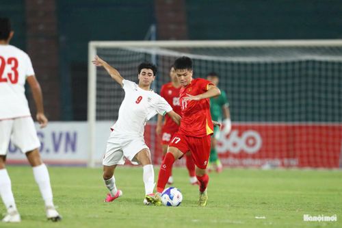 Tuy nhiên, lợi thế của U20 Việt Nam không kéo dài lâu sau giờ nghỉ. Phút thứ 50, Iran tổ chức tấn công nhanh và Arian Maali ghi bàn gỡ hòa 1-1. Ảnh: Ngọc Tú
