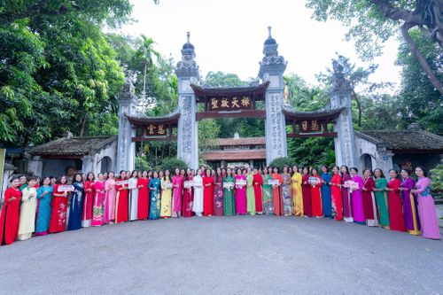 Phụ nữ phường Láng hưởng ứng cuộc thi “Phụ nữ Thủ đô check-in với áo dài” nhằm quảng bá di sản văn hoá Thủ đô. Ảnh: H.L