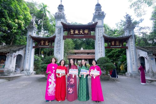 Lãnh đạo phường Láng cùng Hội phụ nữ tham gia hưởng ứng phong trào. Ảnh: H.L