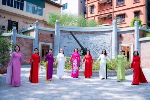 Check-in áo dài trong không gian di tích Pháo đài Láng. Ảnh: H.L