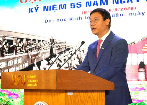 PGS.TS Bùi Đức Thọ, Bí thư Đảng ủy, Giám đốc Đại học Kinh tế Quốc dân phát biểu tại chương trình. Ảnh: Tùng Lâm