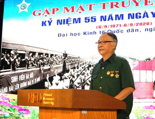 Nhà báo Phùng Huy Thịnh, Chủ tịch Hội Sinh viên-Chiến sĩ 6971, phát biểu tại buổi gặp mặt. Ảnh: Tùng Lâm