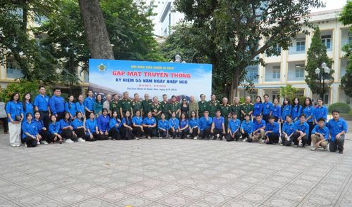 Các cựu sinh viên - chiến sĩ chụp ảnh lưu niệm cùng đoàn viên, sinh viên tại buổi gặp mặt kỷ niệm 55 năm ngày nhập ngũ. Ảnh: Tùng Lâm