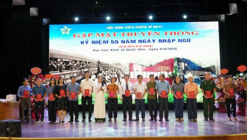 Ban tổ chức trao quà tới thân nhân các liệt sĩ tại buổi gặp mặt truyền thống. Ảnh: Tùng Lâm