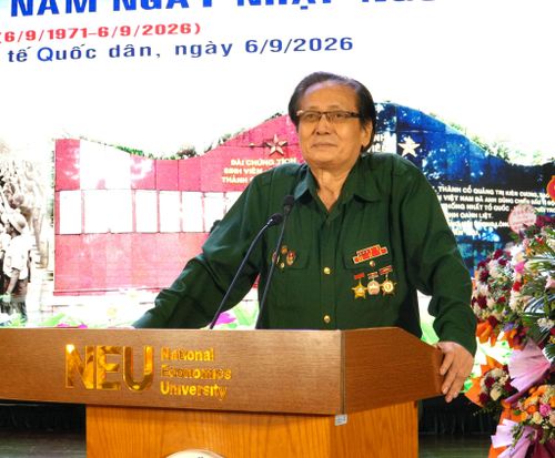 Nhà giáo Nguyễn Chí Tuệ, nguyên Trưởng phòng Công tác Chính trị và Quản lý sinh viên, Trường Đại học Kinh tế Quốc dân, chia sẻ tại buổi gặp mặt. Ảnh: Tùng Lâm