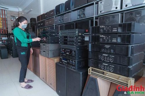 Một số bộ loa, thiết bị âm thanh cũ có giá lên tới hàng chục triệu đồng, được người chơi âm thanh tìm mua. Ảnh: Song Hoàng