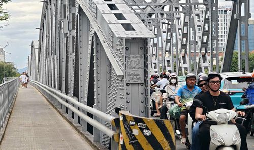 Phương tiện lưu thông bình thường qua cầu trong thời gian sửa chữa. Ảnh: H.D.