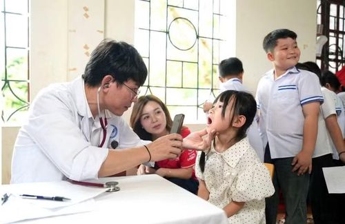 Học sinh có hoàn cảnh khó khăn được khám bệnh miễn phí