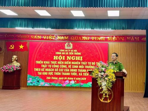 Thượng tá Nguyễn Bá Mạnh Hùng, Trưởng Công an xã Tiến Thắng phát biểu tại hội nghị