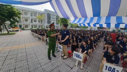 Công an xã Nội Bài nâng cao ý thức chấp hành pháp luật giao thông cho học sinh