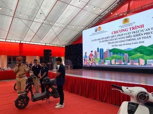 Cảnh sát giao thông tuyên truyền, hướng dẫn cách điều khiển phương tiện khi tham gia giao thông an toàn