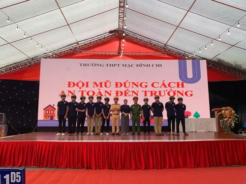Công an xã Nội Bài đã phối hợp với Đội CSGT đường bộ số 15 và Head Honda Mùa Xuân tổ chức các buổi tuyên truyền, phổ biến pháp luật về trật tự, an toàn giao thông cho học sinh
