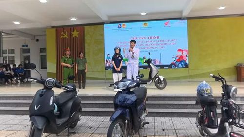 Công an xã Nội Bài phối hợp phổ biến kỹ năng sử dụng xe điện an toàn