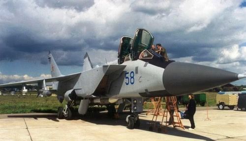 Điểm quan trọng nhất nằm ở triết lý tác chiến. MiG-31 không chỉ là một chiếc máy bay mang tên lửa. Với Zaslon, nó trở thành một mắt xích trong hệ thống đánh chặn, nơi radar, tên lửa và trao đổi dữ liệu được kết hợp thành một năng lực thống nhất.