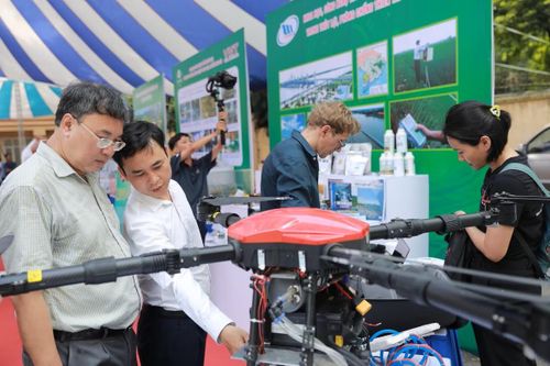 Sinh viên Trường Đại học Thủy lợi nghiên cứu khoa học. Ảnh: NTCC.