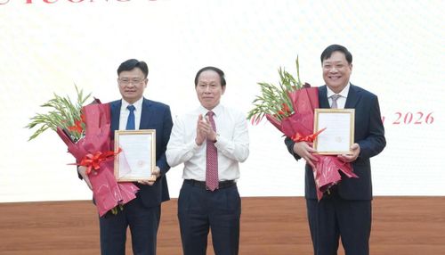 Phó Thủ tướng Lê Tiến Châu trao quyết định của Thủ tướng Chính phủ và tặng hoa chúc mừng hai tân Phó Tổng Thanh tra Chính phủ. Ảnh: Huy Hiệu