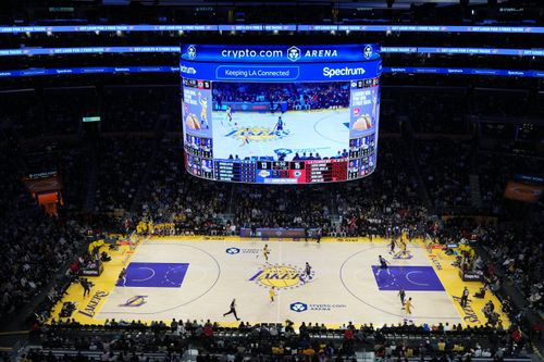  CLB bóng rổ Los Angeles Lakers được bán cho tỷ phú đầu tư Josh Kushner và cựu CEO Disney Bob Iger với giá kỷ lục 12,5 tỷ USD. Ảnh: Reuters. 