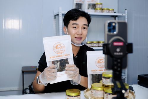 Mỗi ngày, ông chủ 29 tuổi vừa theo dõi nguyên liệu, sản xuất, đóng gói, vừa xử lý đơn hàng, quay nội dung và livestream bán hàng. Ảnh: Như Phương.
