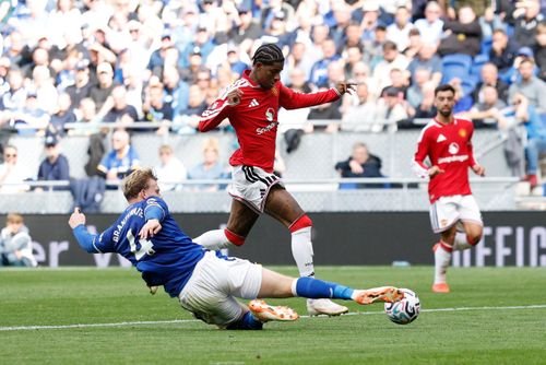 Rashford gây khó khăn cho hàng thủ Everton. Ảnh: Reuters.