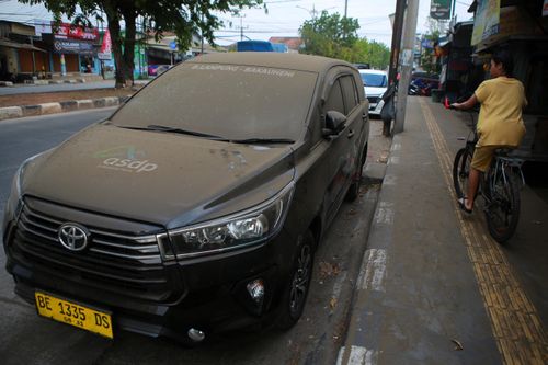 Đường phố, xe cộ và nhiều ngôi nhà bị bao phủ bởi tro bụi núi lửa sau vụ phun trào núi lửa Anak Krakatau hôm 6/9. Ảnh: Reuters.
