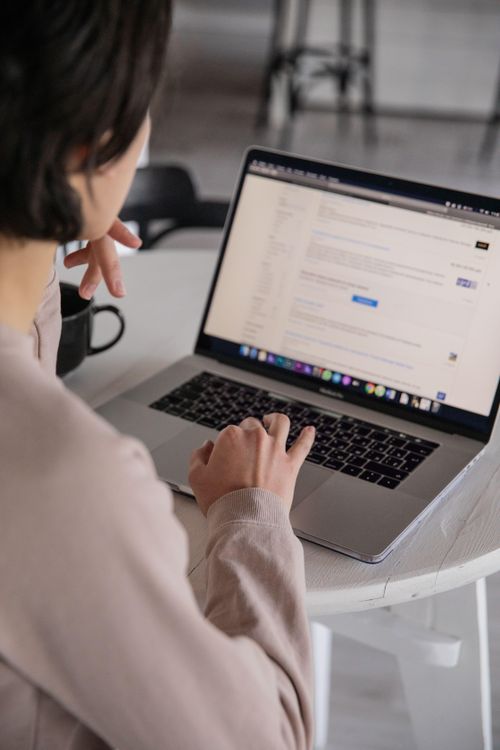  Nhiều ứng viên dùng AI để làm đẹp CV, thậm chí chèn lệnh ẩn nhằm thao túng hệ thống sàng lọc. Ảnh minh họa: Katrin Bolovtsova/Pexels. 