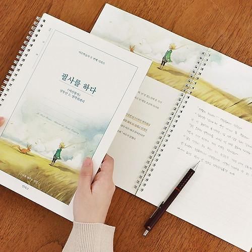 Sách chép tay One Day One Page (Mỗi ngày một trang) từng bán hơn 250.000 bản trong 6 tháng và cuốn sách chép tay dựa trên Hoàng tử bé, với phần văn bản in sẵn để độc giả viết lại bằng tay.Ảnh: Korea Herald/Indigo. 