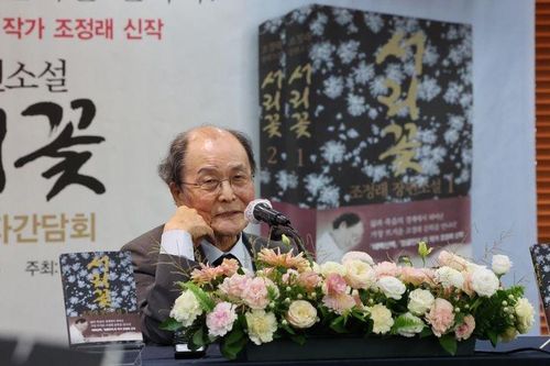  Tiểu thuyết gia Jo Jung-rae, 83 tuổi, tại buổi giới thiệu sách ở Seoul ngày 24/8. Ảnh: Yonhap. 