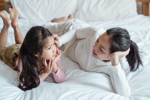  Cha mẹ cần điều chỉnh cảm xúc để trở thành tấm gương cho con cái. Ảnh minh họa: P.J.
