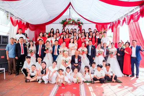  Đại gia đình nhà cụ Cử và Tiện có khoảng 60 thành viên. 