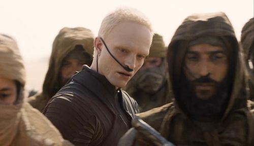  Robert Pattinson trong vai phản diện Scytale. Ảnh: Warner Bros. 