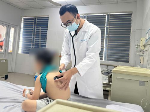  Bác sĩ thăm khám cho bé 4 tuổi. Ảnh: BVCC. 