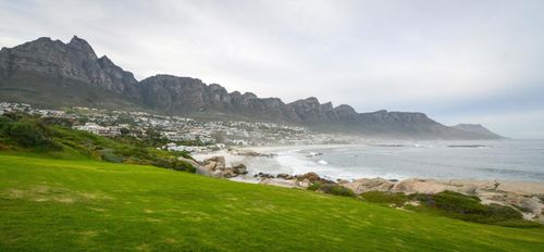  Sở thích của con người đối với những không gian mở như sân golf và sân bóng đá có thể liên quan đến môi trường thảo nguyên mà con người đã tiến hóa. Ảnh: Korea Times. 