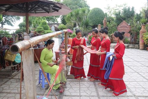 Nghề dệt thổ cẩm Bàu Trúc