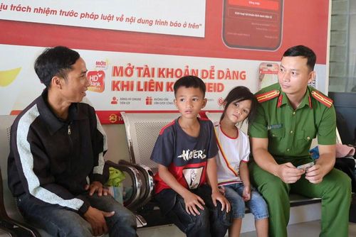 Cán bộ Công an xã Thanh Bồng hướng dẫn người dân làm căn cước, kích hoạt tài khoản định danh điện tử