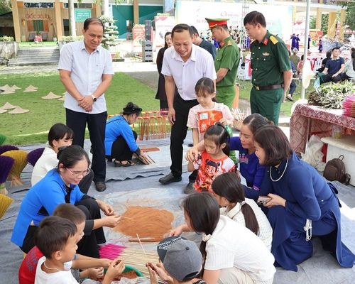 Người dân và du khách trải nghiệm, tìm hiểu văn hóa truyền thống của đồng bào các dân tộc