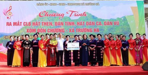 Trao tặng đàn Tính, trang phục nữ dân tộc và bộ thiết bị âm thanh phục vụ sinh hoạt, luyện tập và biểu diễn của câu lạc bộ