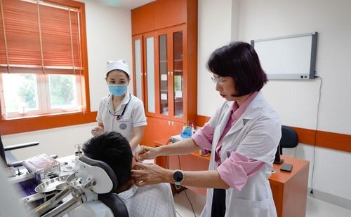 Trẻ bị mắc cholesteatoma ống tai ngoài nhưng bị nhầm lẫn với bệnh khác