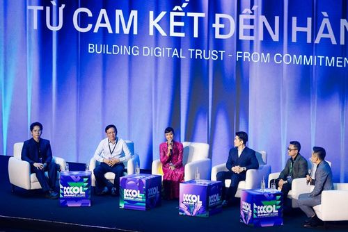 Các diễn giả chia sẻ tại phiên tọa đàm “Kiến tạo niềm tin số - Từ cam kết đến hành động”